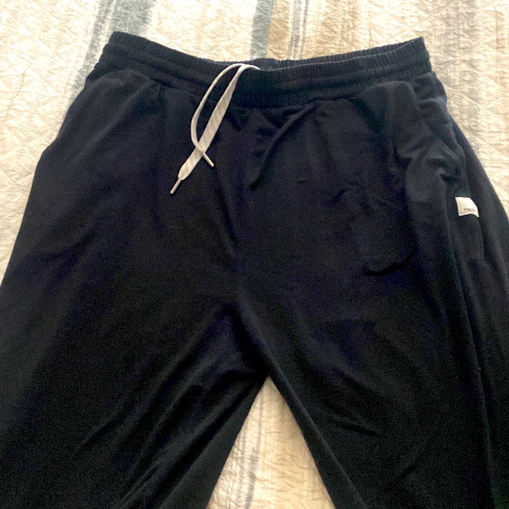 Vuori jogger size small, color black, condition excellent.